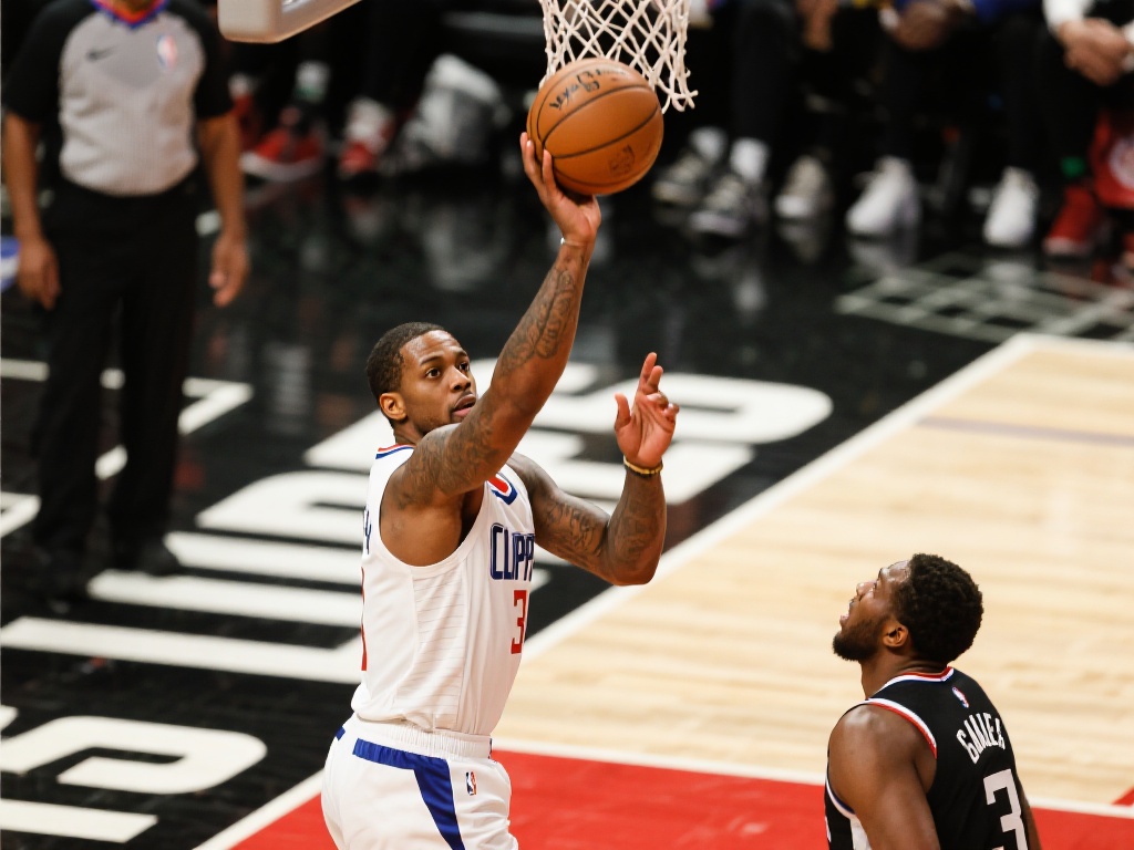 快船失误葬送领先,波普率魔术上演10-0反超 快船的防线问题在波普投中的三分时彻底暴露