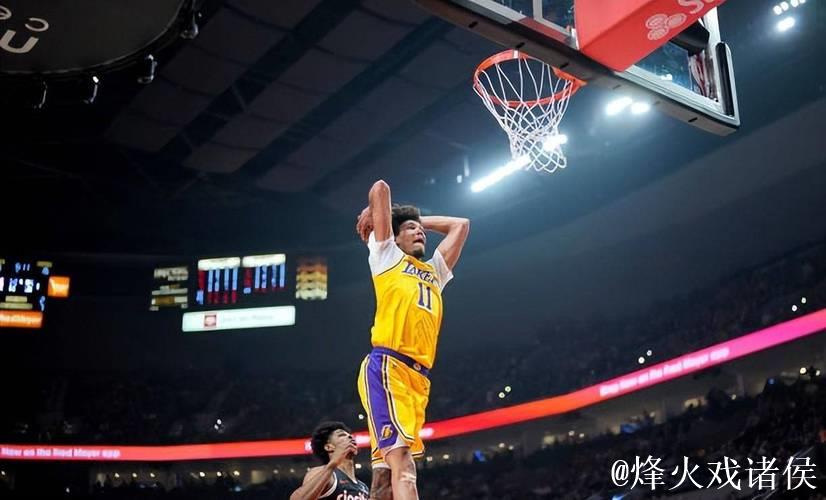 湖人球员海斯飞身展现超强弹跳